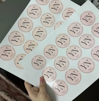Nên chọn chất liệu nào để in tem nhãn đồ ăn vặt giá rẻ, chất lượng cao?