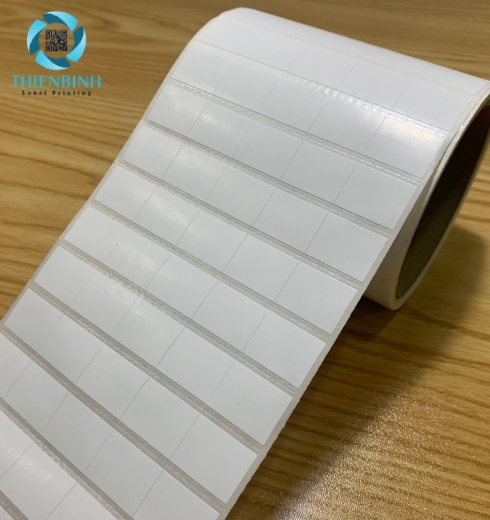 Công ty in decal cuộn hiện đại – Flexo, keo bám dính tốt, sắc nét